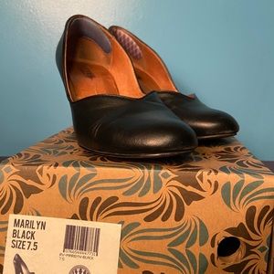 Vlv “Marilyn” vintage repro heels 7.5